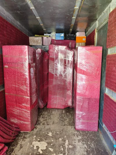 Nakliyat aracı içinde balonlu battaniye ile paketlenmiş mobilyaların düzenli istiflenmesi