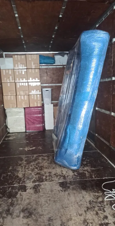 Araç içinde etiketli koliler ve paketlenmiş koltuk