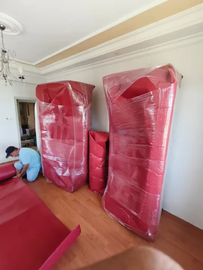 EK-SA Nakliyat ekibi taşıma öncesi mobilyaları paketlerken